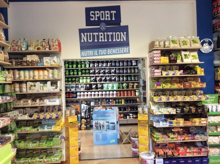 parete attrezzata con barattoli di integratori