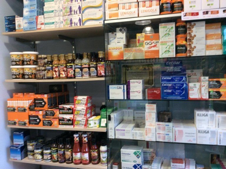 scaffalatura con integratori per lo sport e la dieta