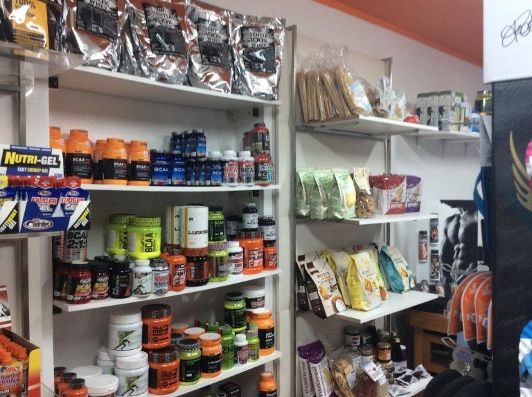 barattoli di varie marche di integratori sportivi