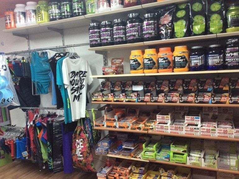 barattoli di integratori e barrette