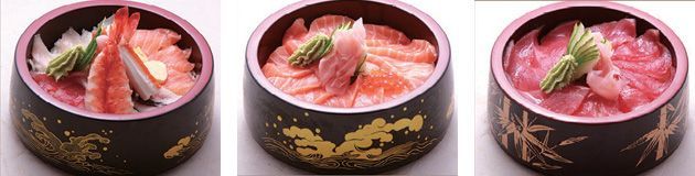 Trois bols remplis de différents types d'aliments sur une table.