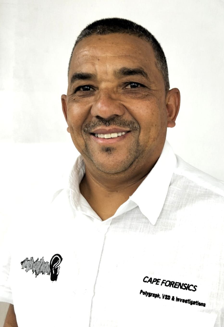 A man wearing a white shirt that says cape forensics