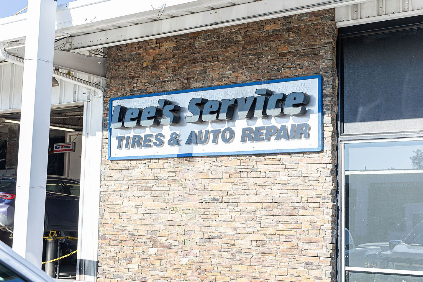 A sign for jeep 's service tires and auto repair