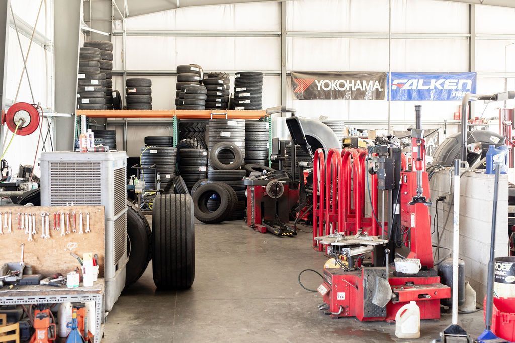 Lee's Tire Service - Interior