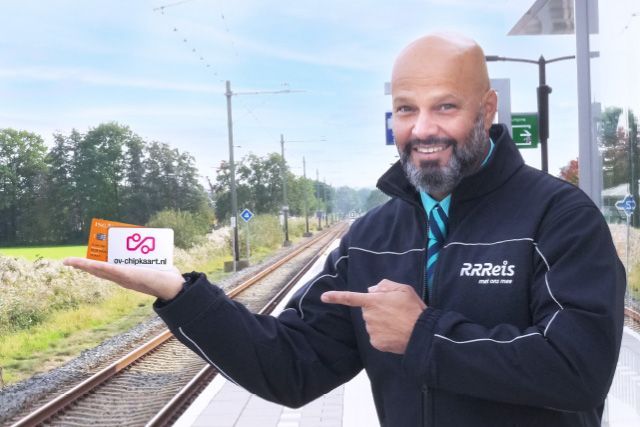 Machinist houdt betaalpas en V-chipkaart in de hand