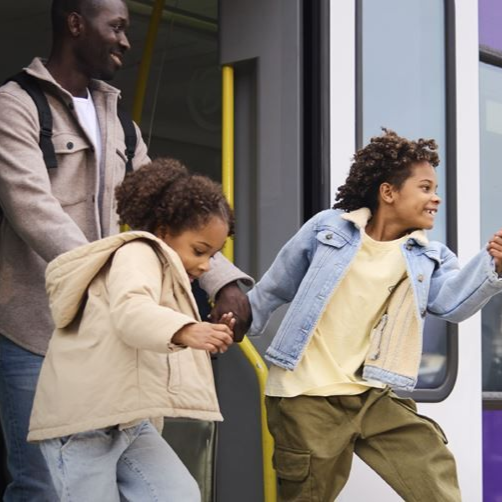 Kinderen vermaken zich met puzzelboekje van RRReis tijdens de reis
