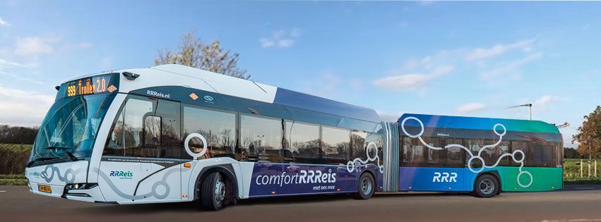 comfortRRReis bus stilstaand op de weg, blauwe lucht