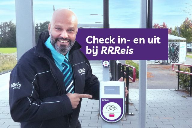 Afbeelding machinist die wijst naar een paarse incheck- en uitcheckpaal voor de trein.