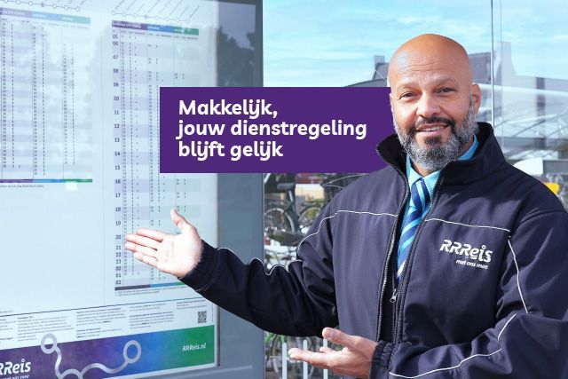 Afbeelding van machinist die wijst naar een informatiebord waarop de vertrektijden van de trein staan.