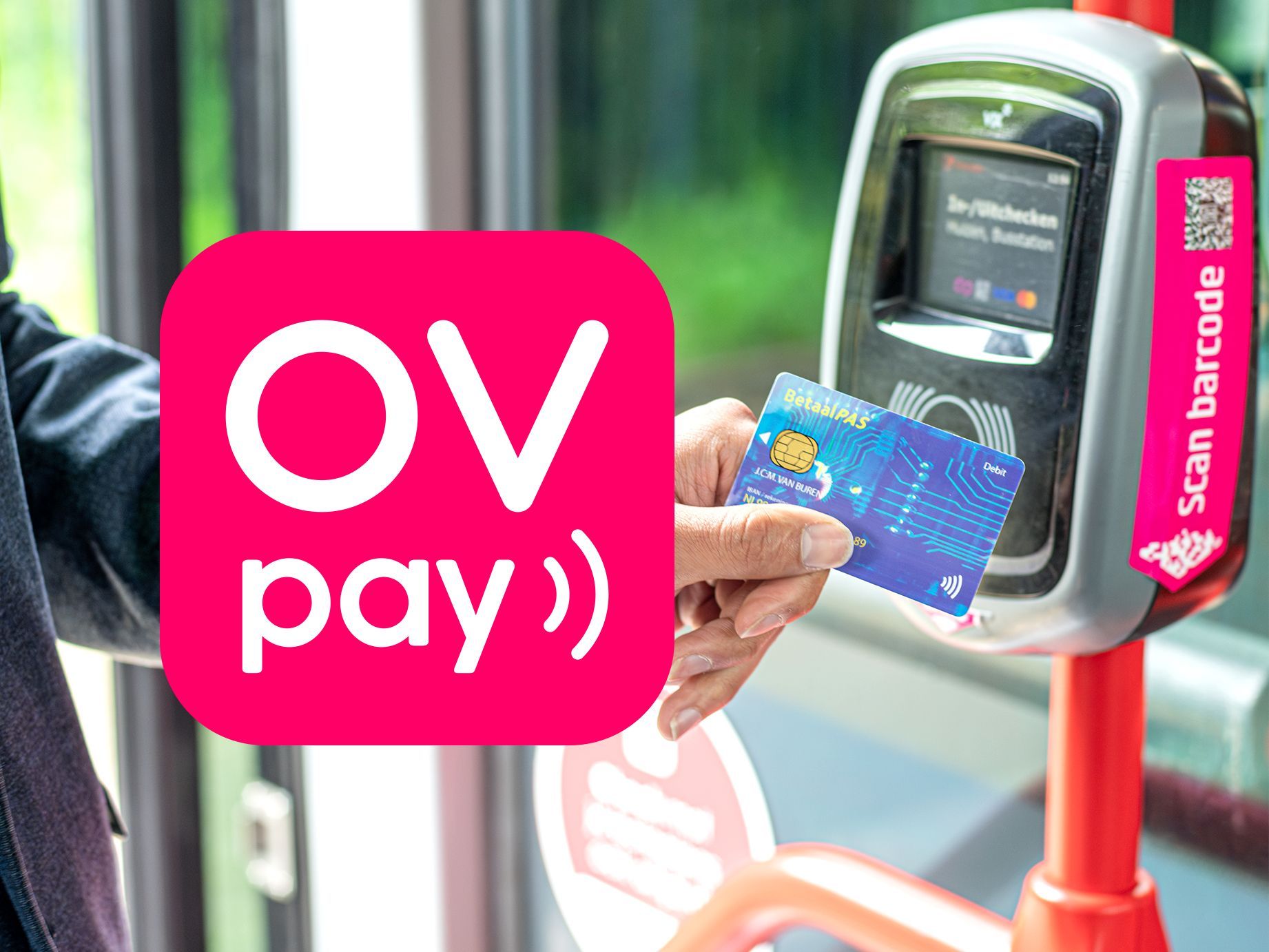 Beeld van vrouw die incheckt in een bus, logo van OVpay staat erover heen.