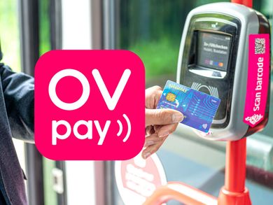 Beeld van vrouw die incheckt in een bus, logo van OVpay staat erover heen.
