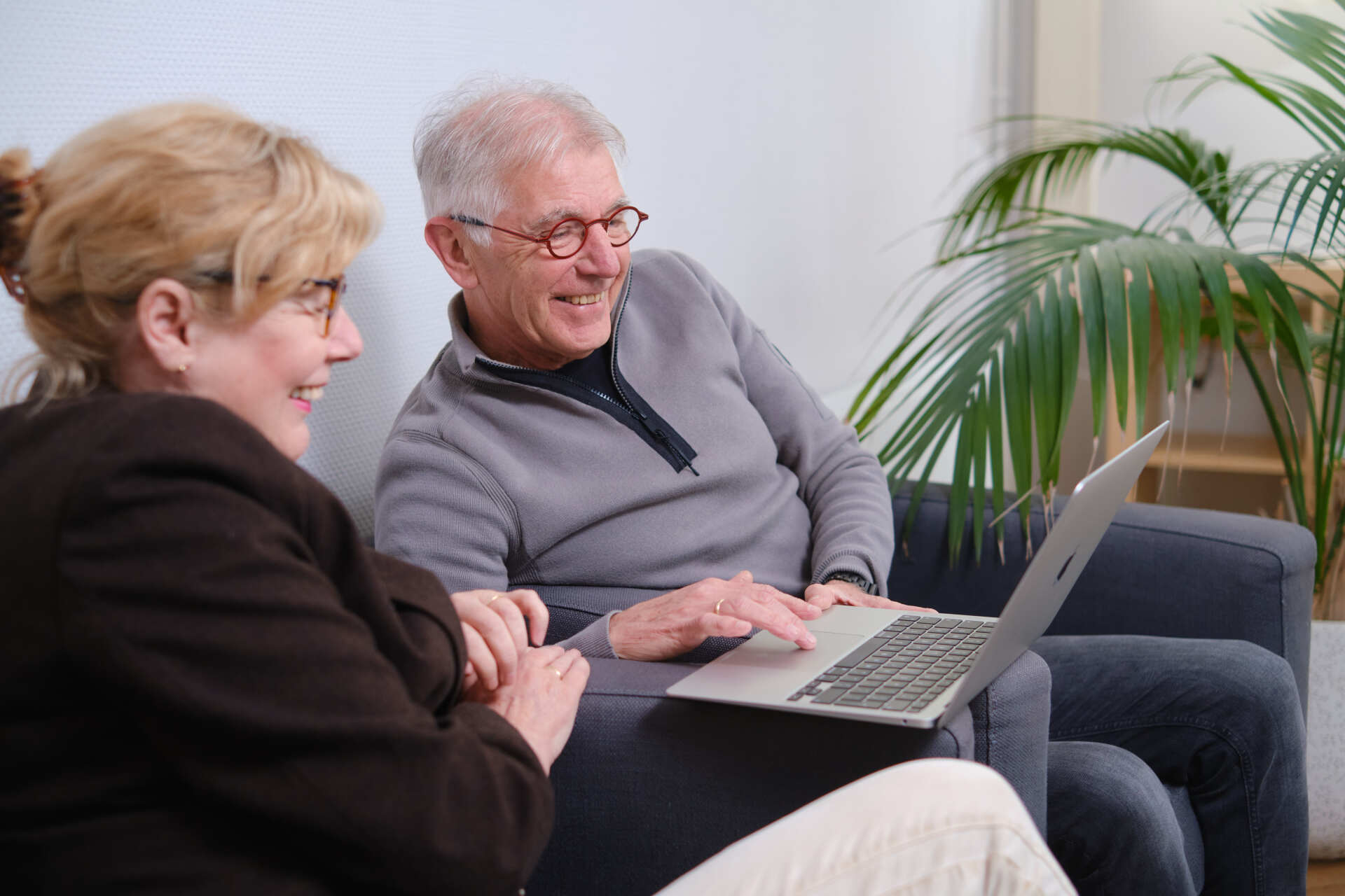 Afbeelding van 2 senioren die vanuit hun huis op een laptop de online bijeenkomst volgen 