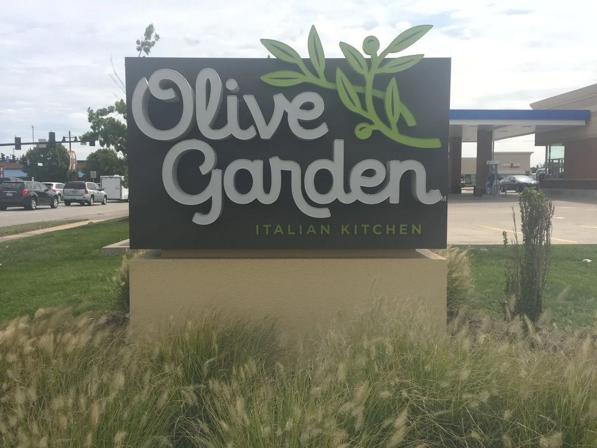Olive Garden Sign — St. Louis, MO — Plasti-Lite Signs