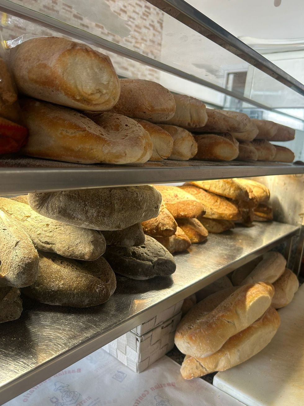 Vetrina di pane fresco in un panificio.