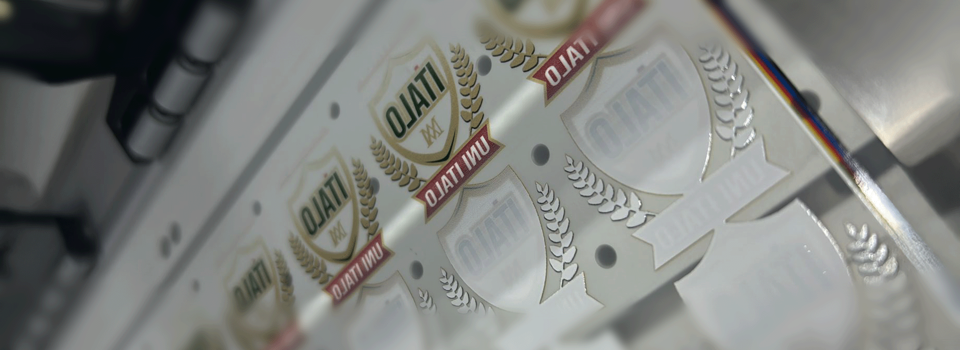 Enquanto o DTF têxtil é usado para roupas e tecidos com aplicação térmica, o DTF UV é aplicado como adesivo em superfícies rígidas. Ambos oferecem alta qualidade, mas atendem mercados diferentes: moda e brindes personalizados.