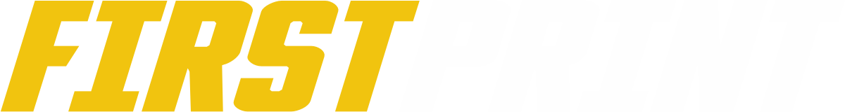 Uma ilustra&ccedil;&atilde;o desenhada &agrave; m&atilde;o de um sol amarelo sorridente com raios, contra um c&eacute;u azul claro e nublado.