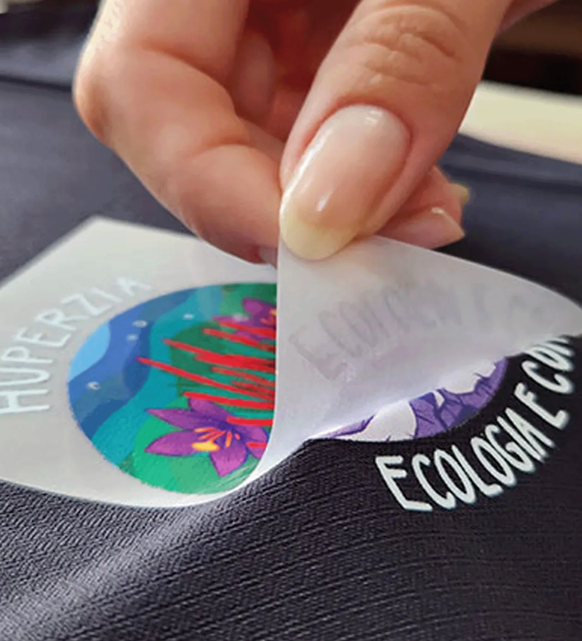 O DTF UV é uma tecnologia inovadora que permite a personalização de superfícies rígidas sem necessidade de calor. Com ele, é possível criar adesivos de alta resistência para brindes, copos, placas e diversos produtos personalizados.