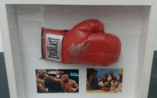 Guanto da pugile incorniciato
