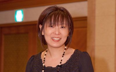 Emcee, Tomomi Otsuka at the 2010 Champagne Ball