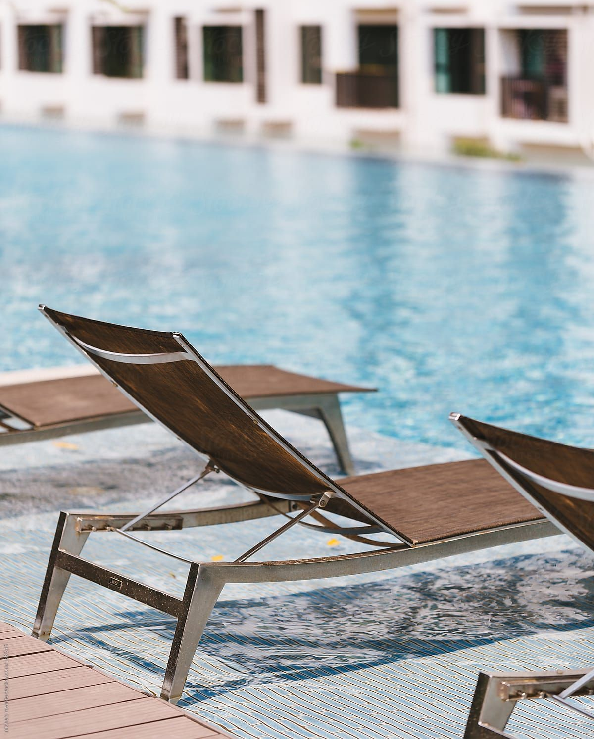 A group of white houses are sitting next to each other on a sunny day.