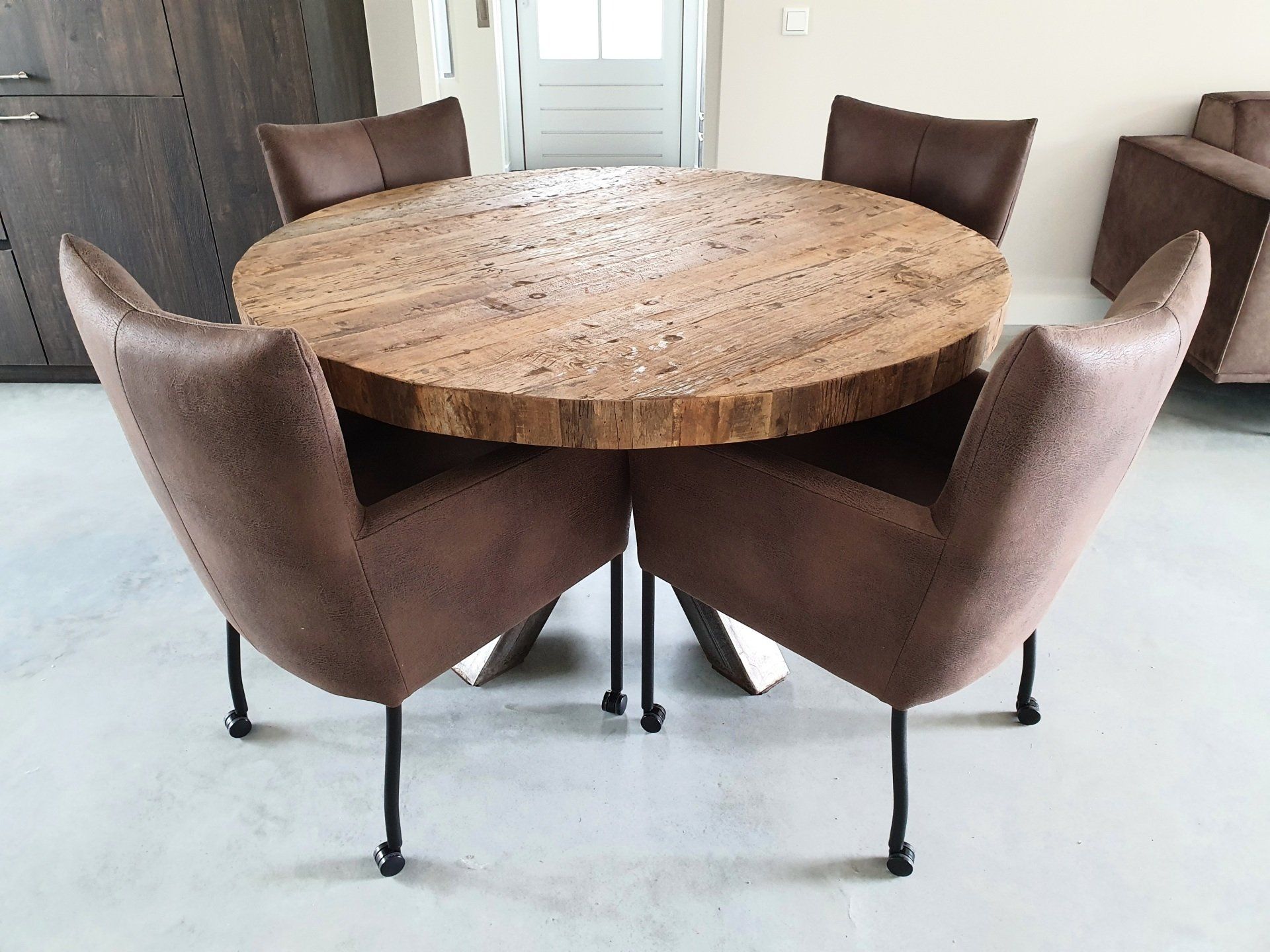 Eetkamerstoelen op wieltjes met armleuning, in bruin microleder met stiksel