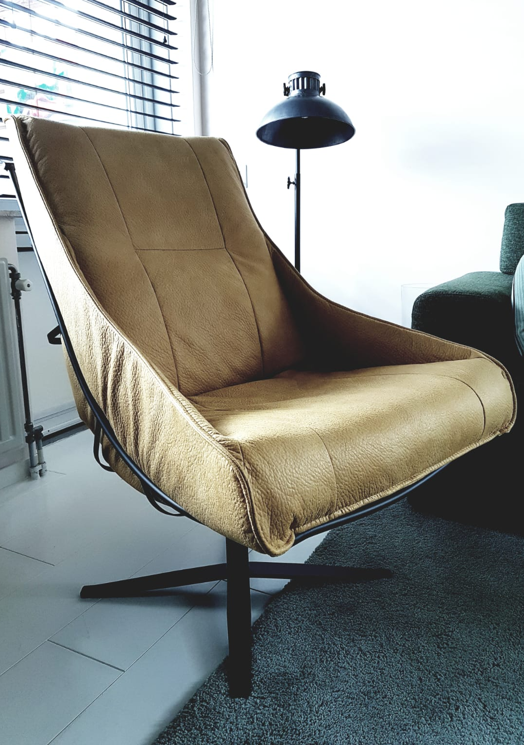Draaifauteuil in cognac leer met metalen poot