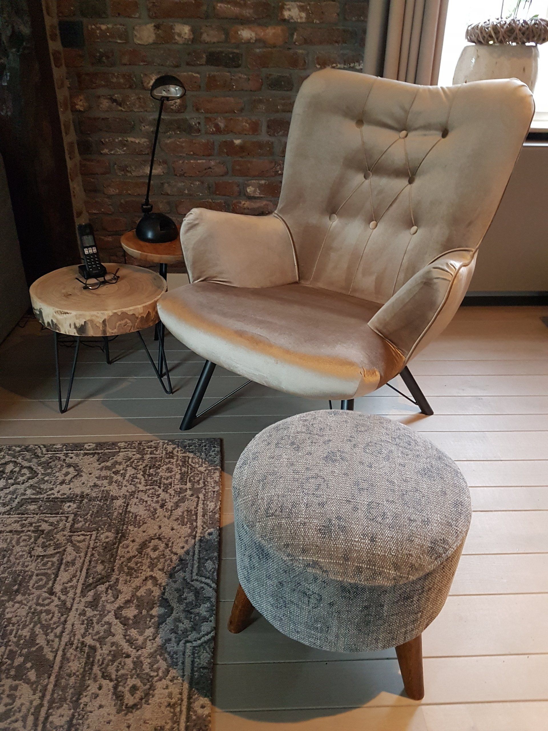 Fauteuil in velours beige stof met capiton en zwarte metalen poot