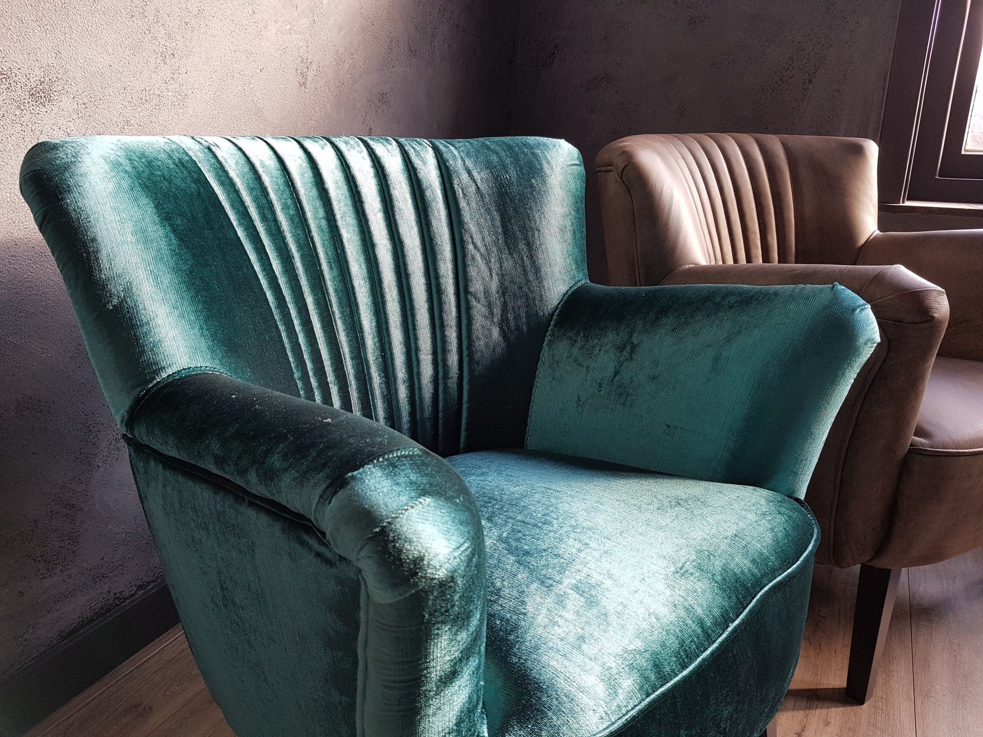Klassieke blauwe velours fauteuil met stiksel