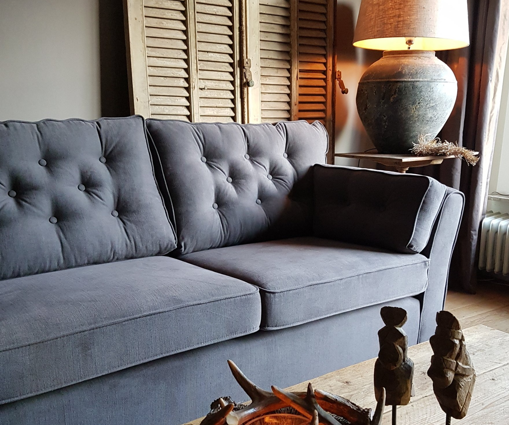 Landelijke 3 zits bank met capiton in grijze stof