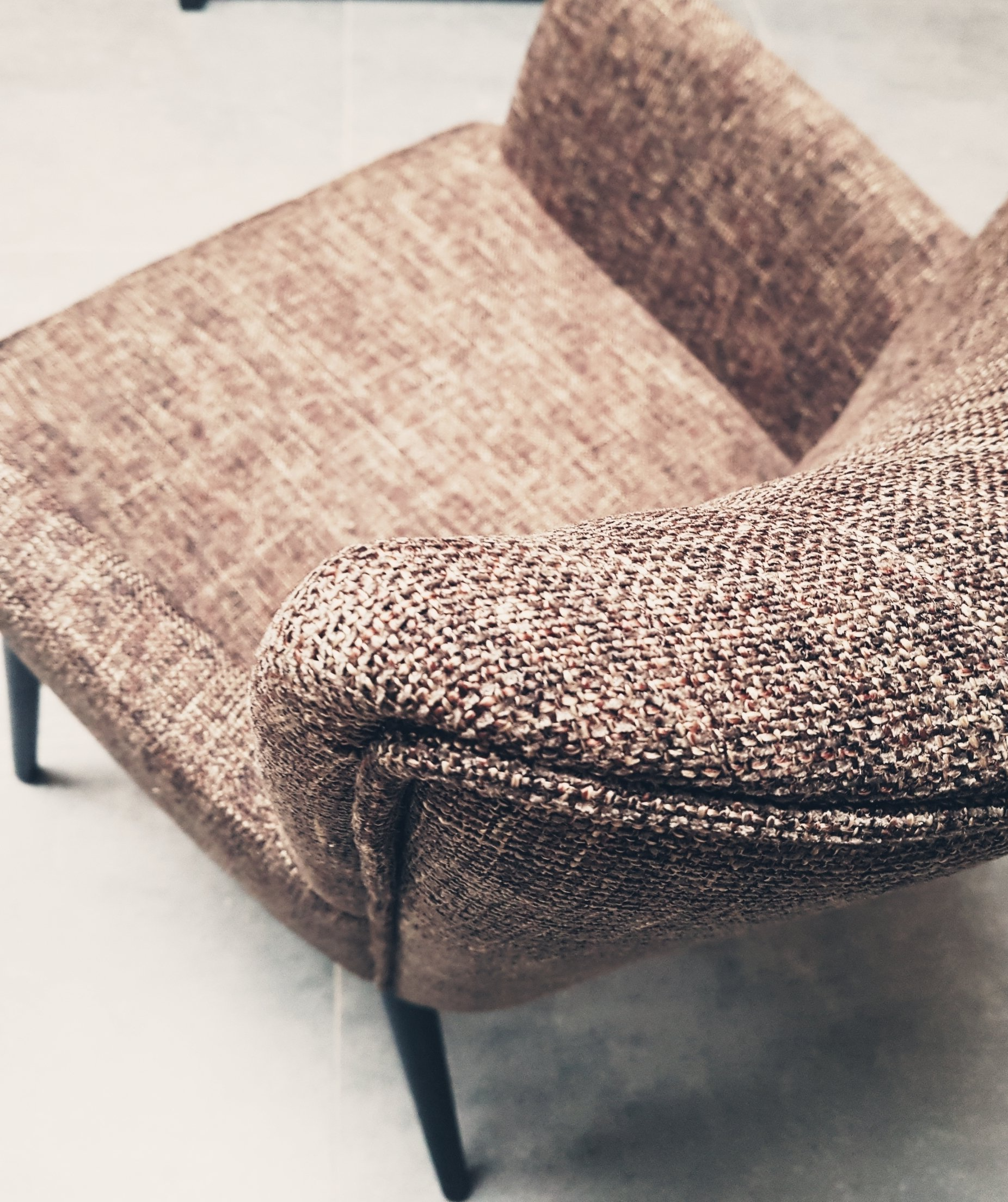 Eetkamerstoel met armleuning in grof geweven stof bruin