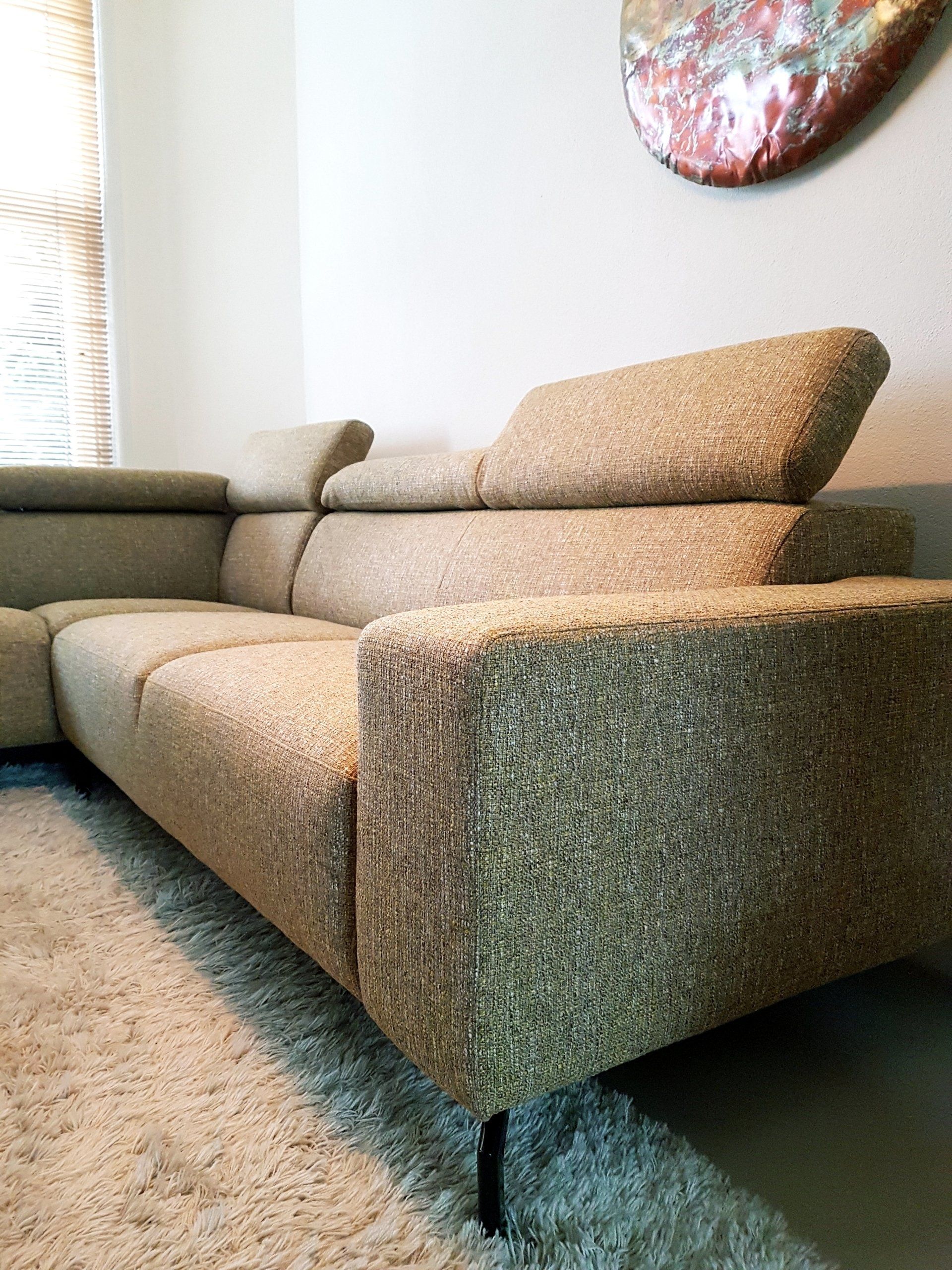 Hoekbank met verstelbare hoofdsteunen in grof geweven beige stof