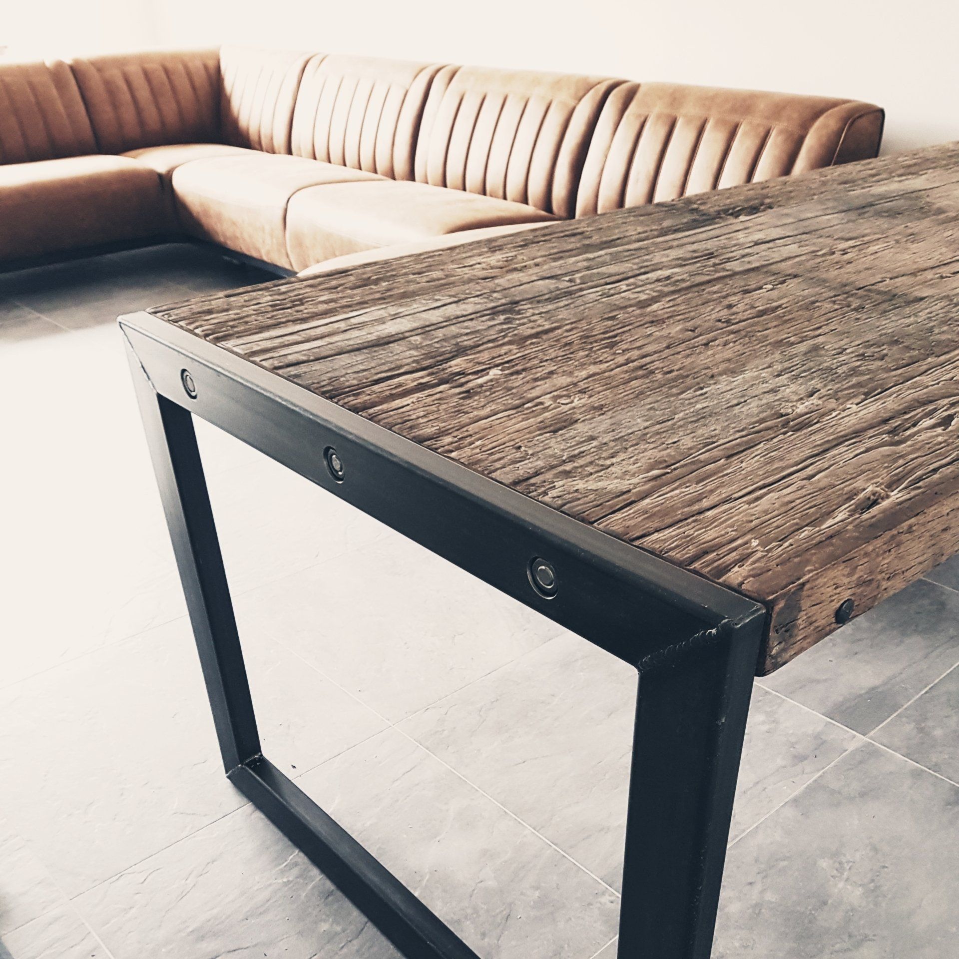 Eettafel bielzen hout grof, poten metaal zwart