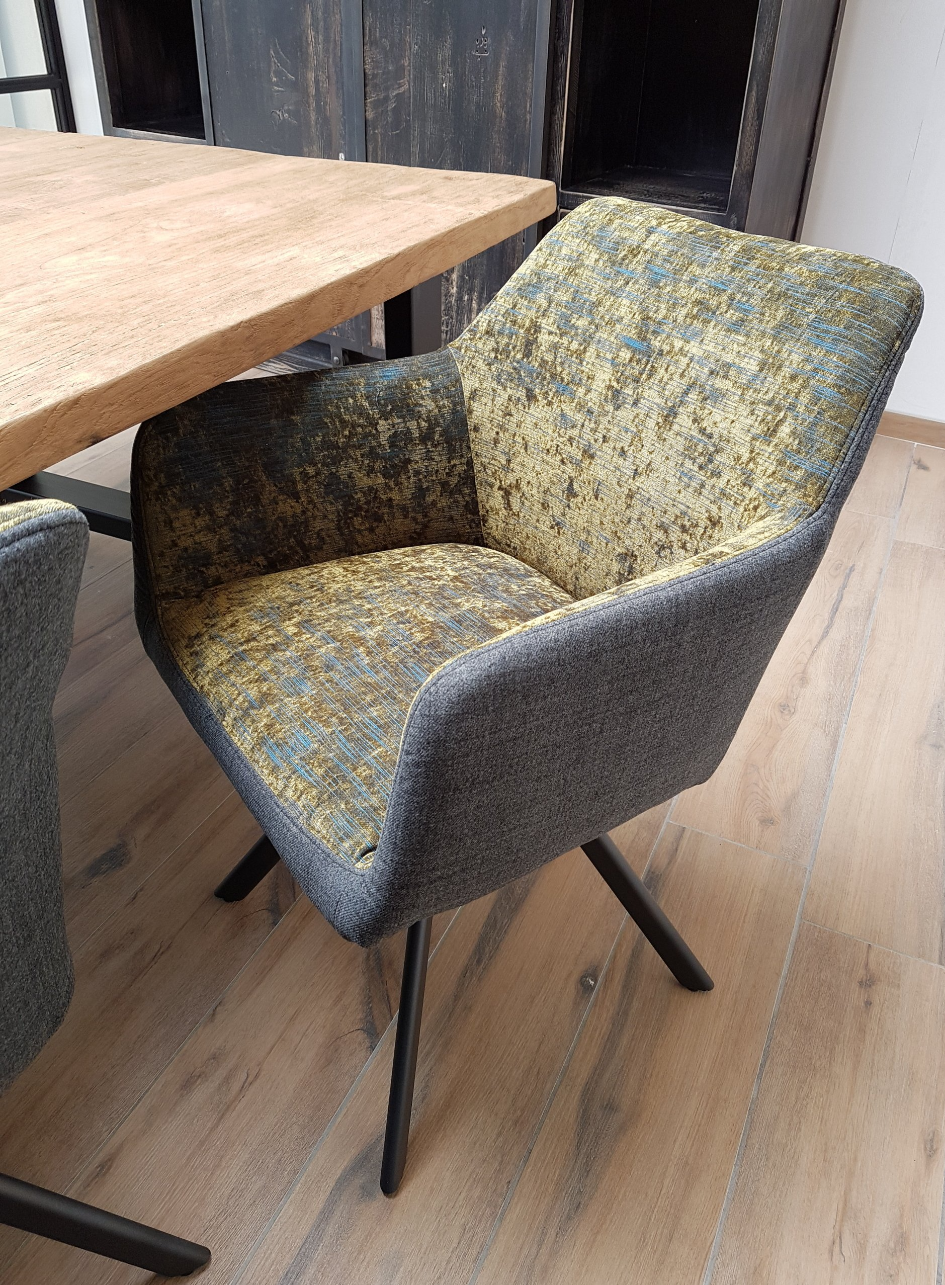 Eetkamerstoelen met armleuning  en zwarte metalen poten, stof blauw groen grijs