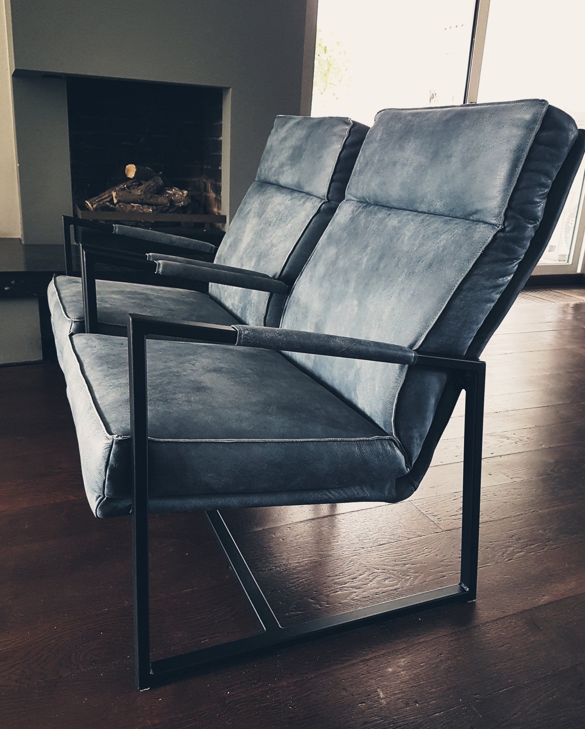 Fauteuil met frame zwart metaal in antraciet leder met open bies