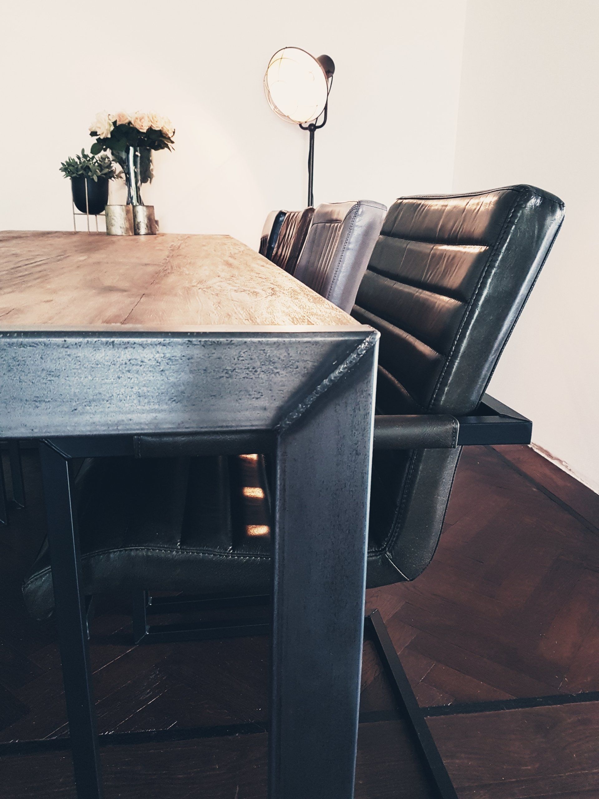 Rechthoekige eettafel mango met frame metaal zwart