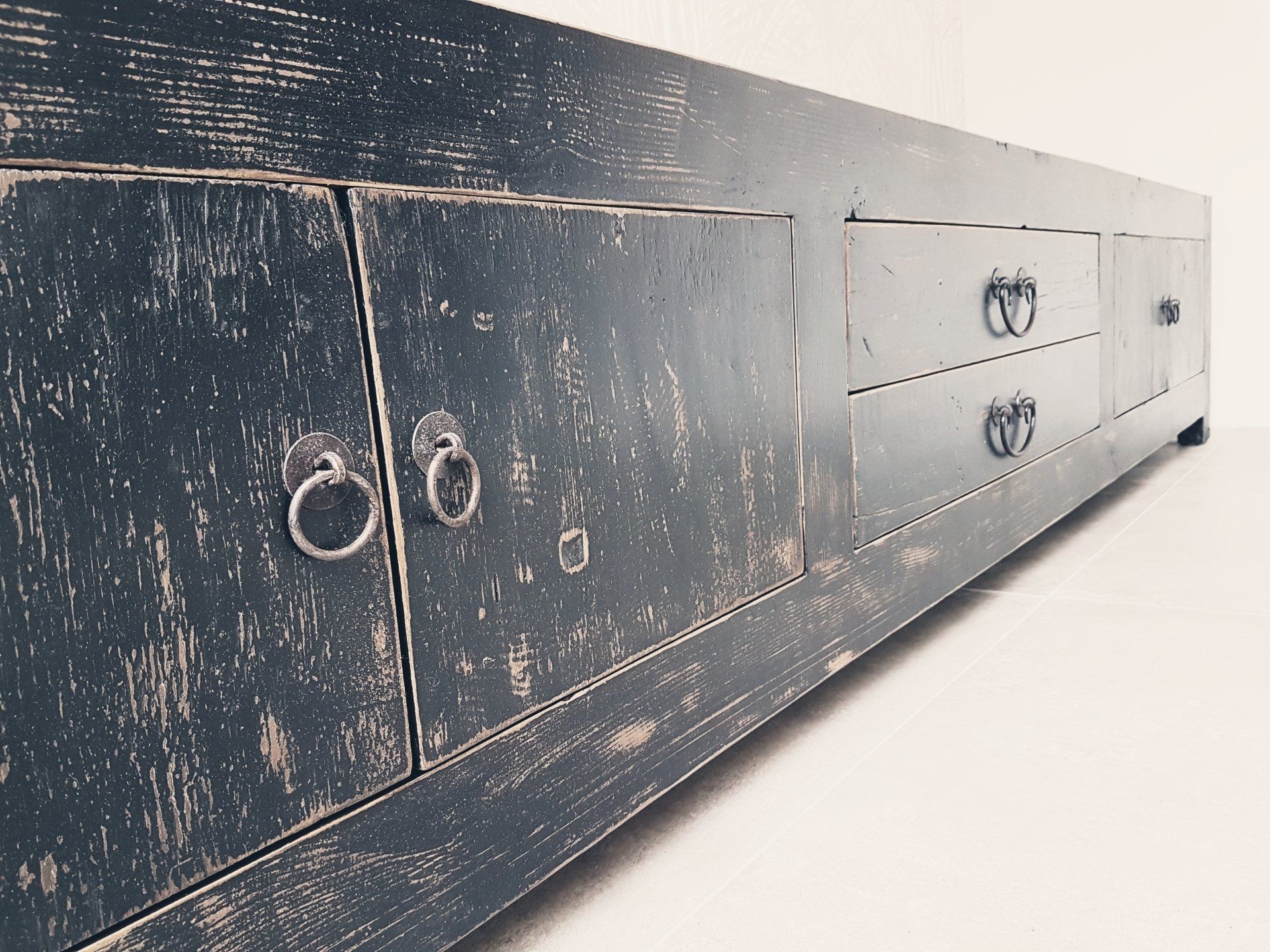 Laag TV meubel met deuren en lades, Chinees Elm hout zwart