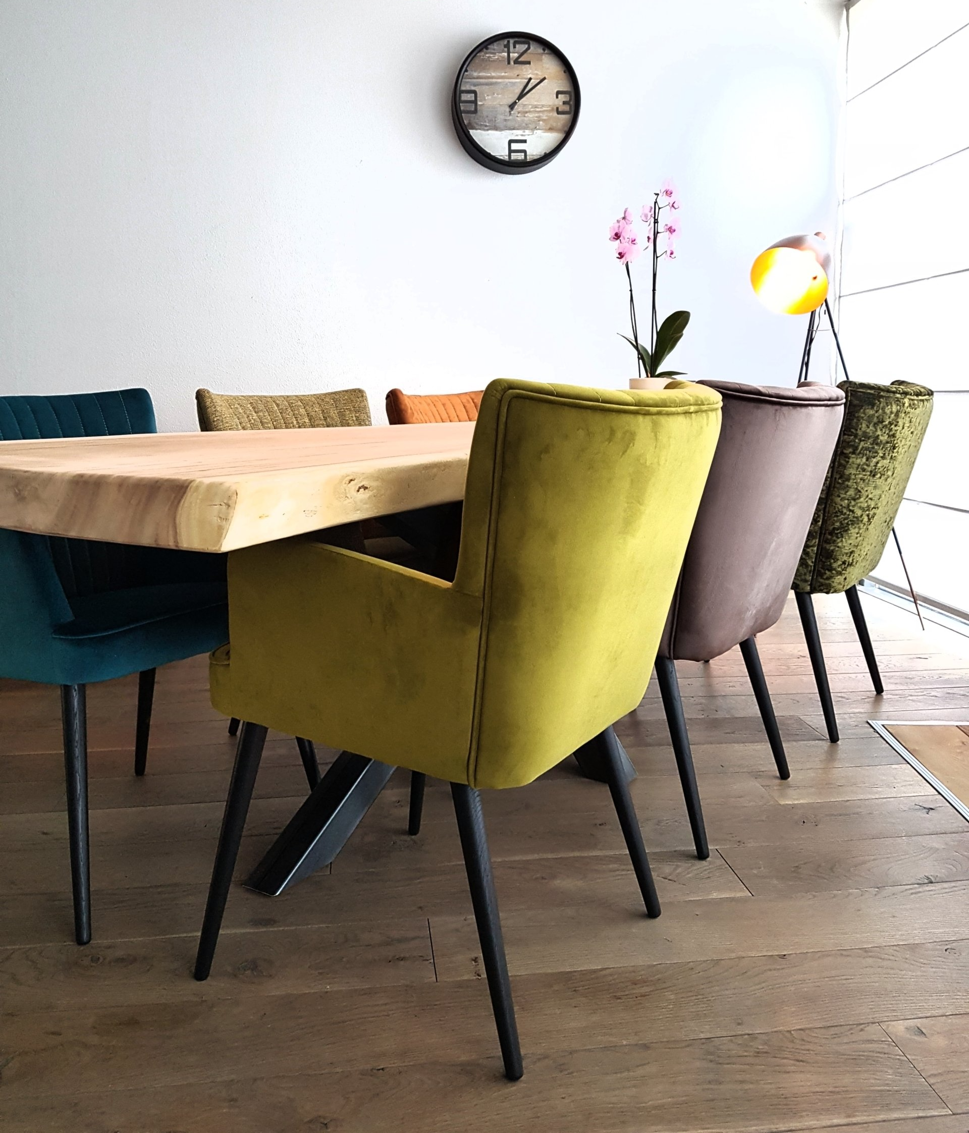 Eetkamerstoelen met armleuning  en zwarte houten poten, in blauw groen velours bekleding