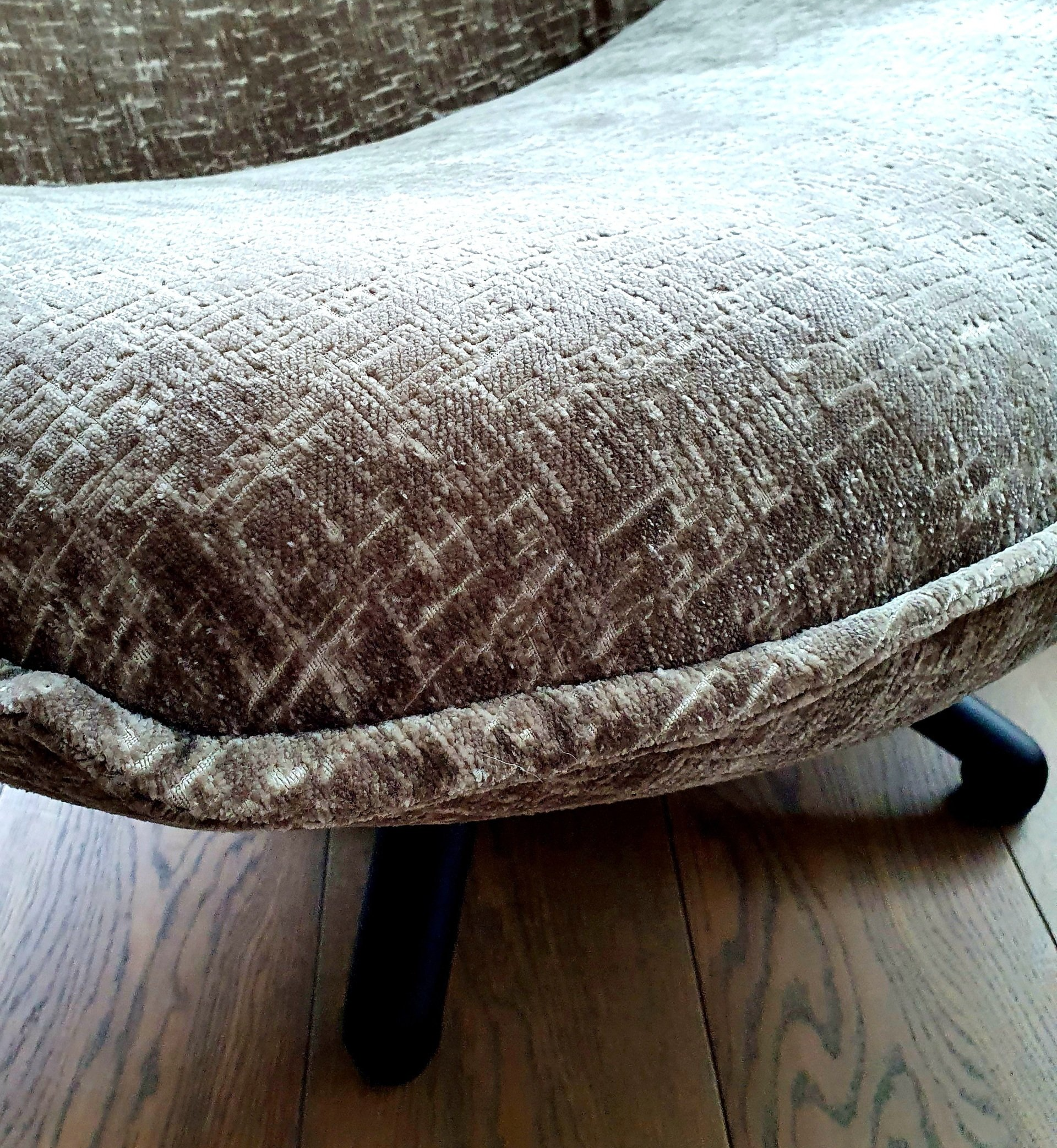 Draaifauteuil zonder armleuning, met draaipoot metaal zwart en beige bekleding met bies