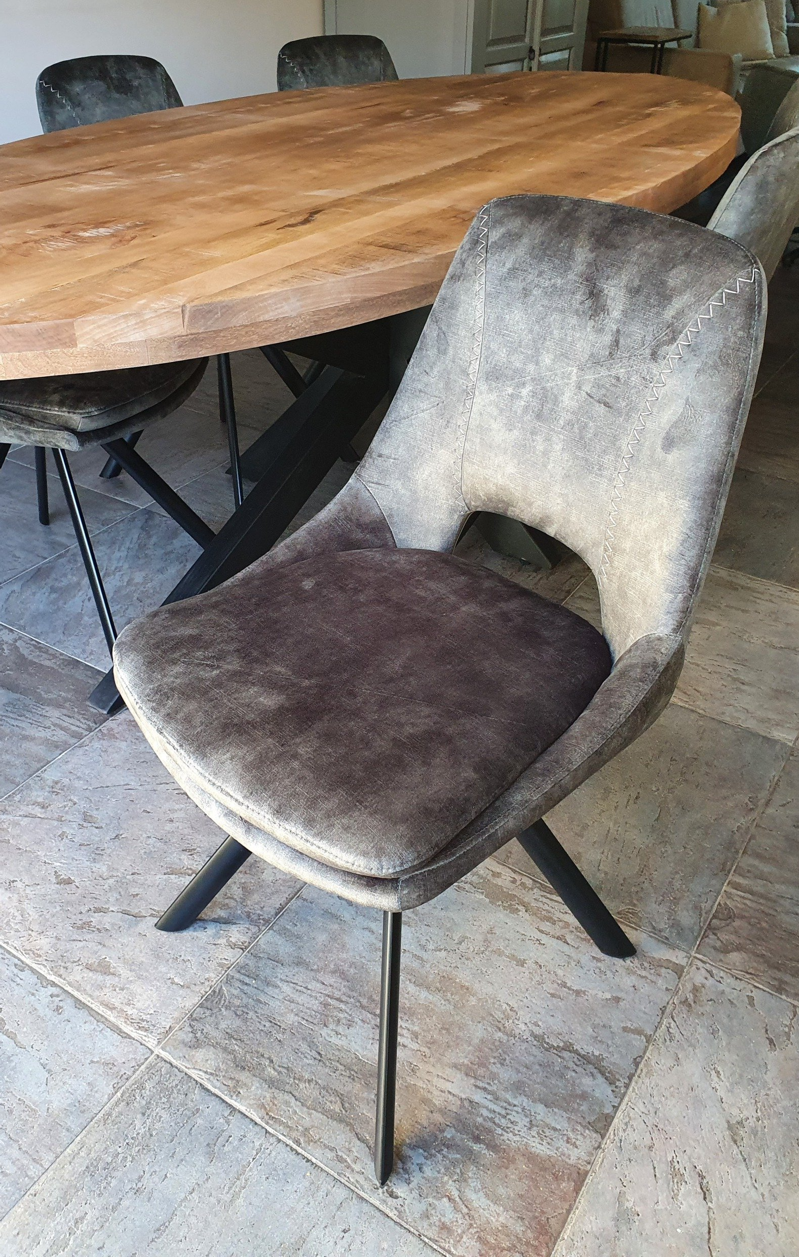 Eetkamerstoel zonder armleuning in stof velours grijs met poot metaal zwart