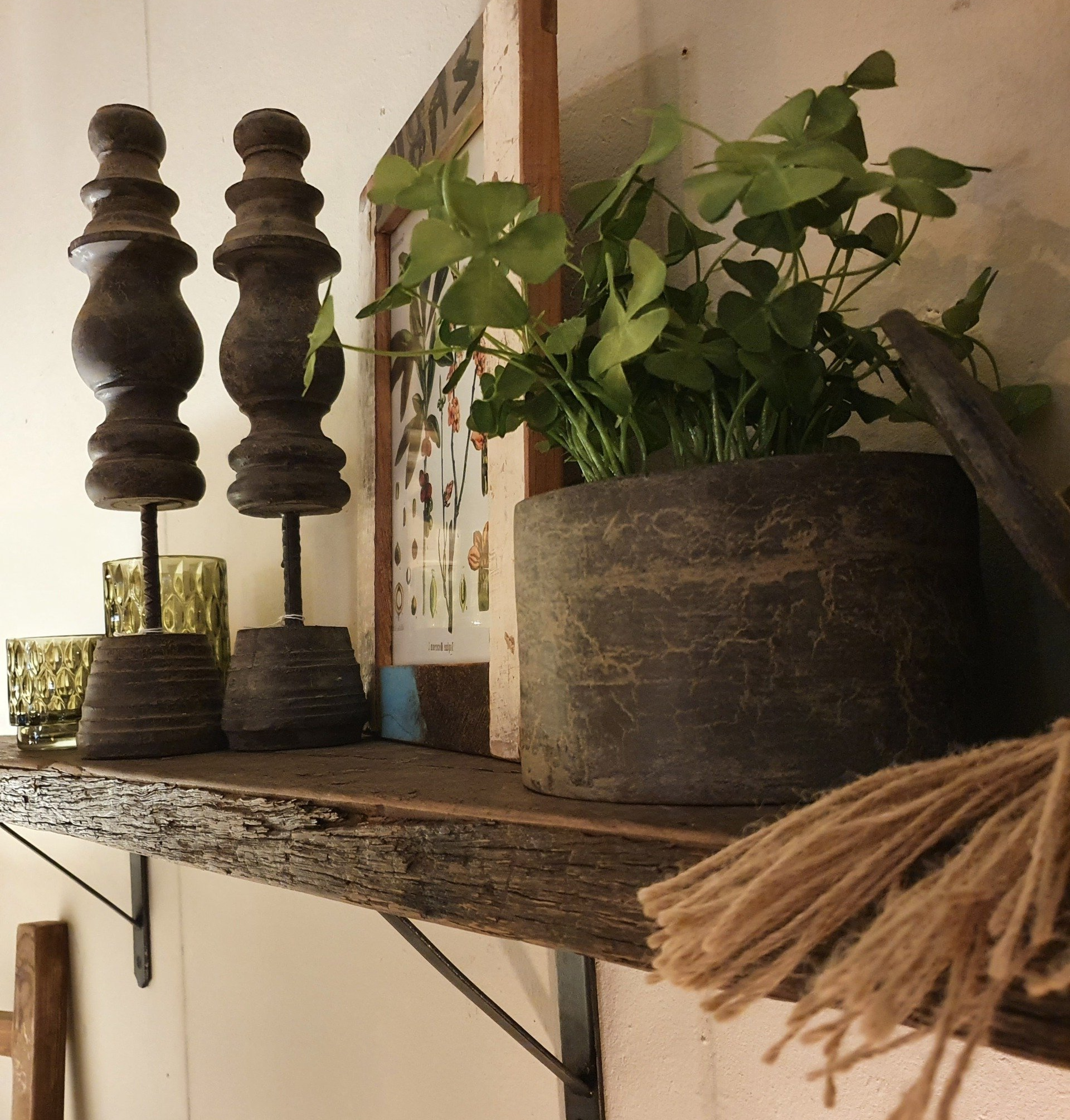 Wandplank grof bielzen hout met beugels metaal zwart