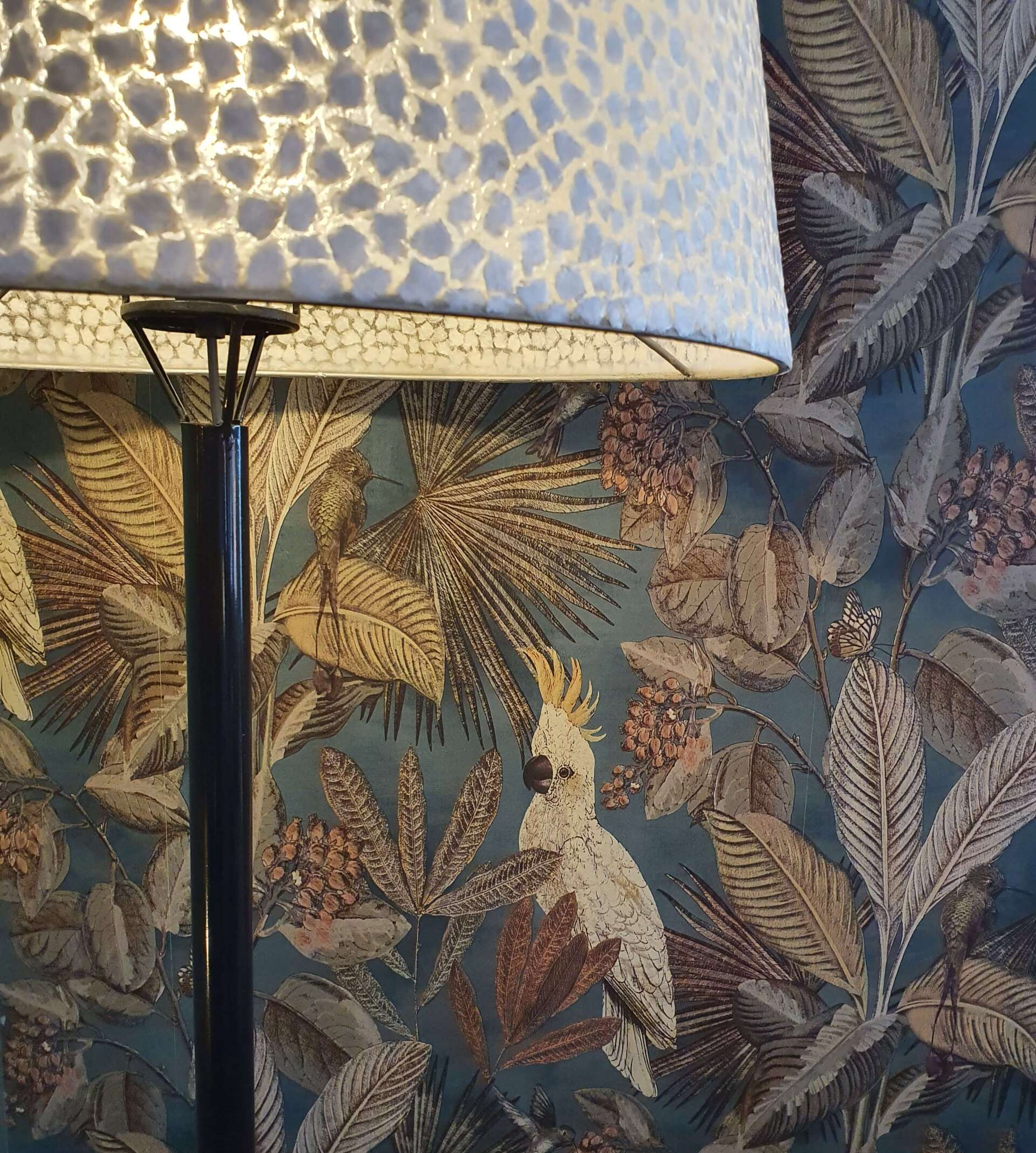 Metaal zwart staande lamp met schelpen kap wit