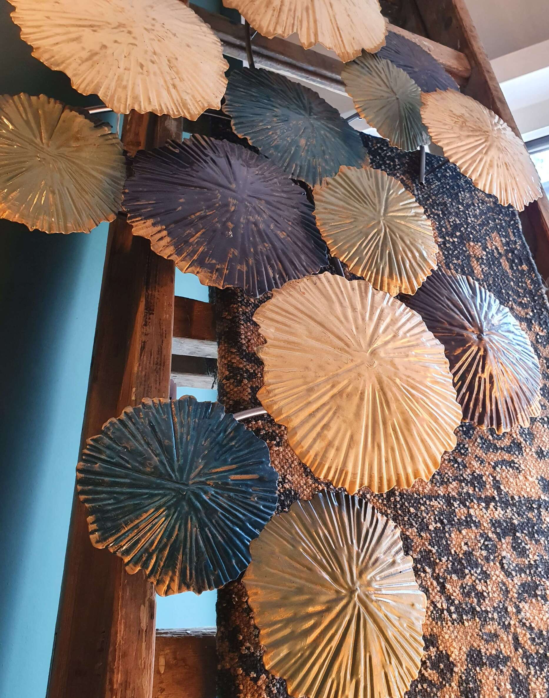 Wandwerk metaal bloemen blauw groen