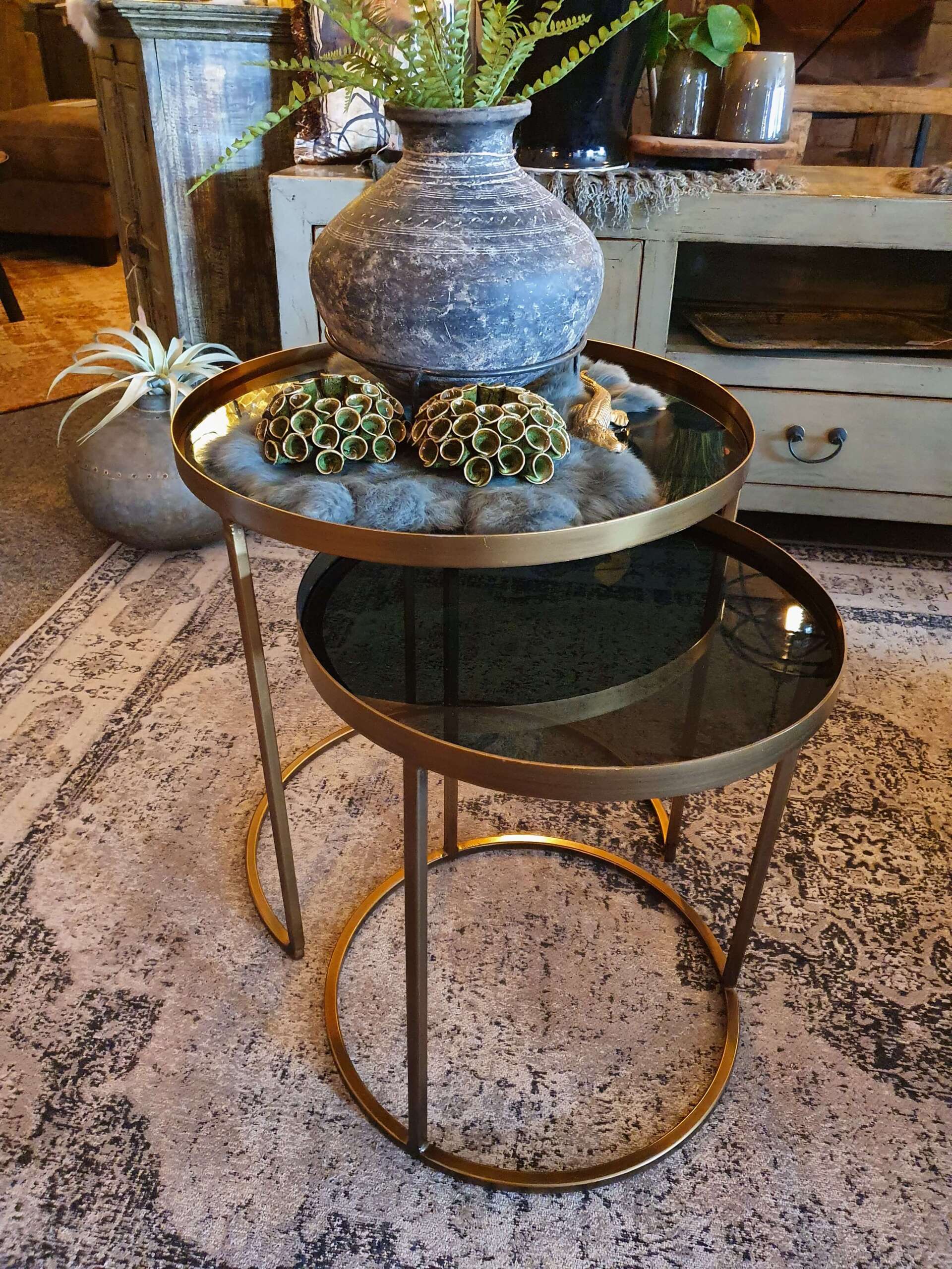 set ronde bijzettafels metaal goud rook glas