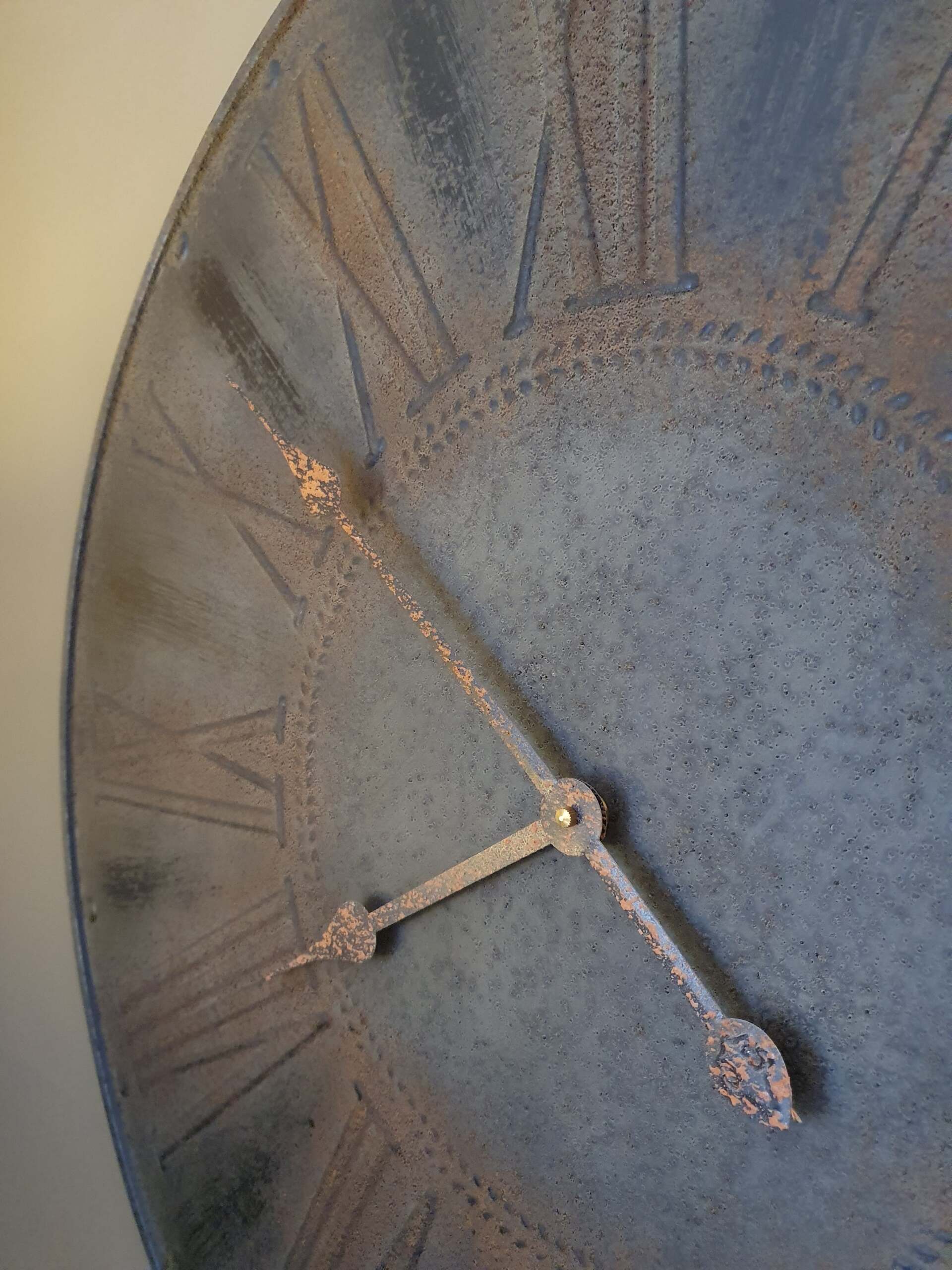 Klok romeinse cijfers metaal brons goud roest