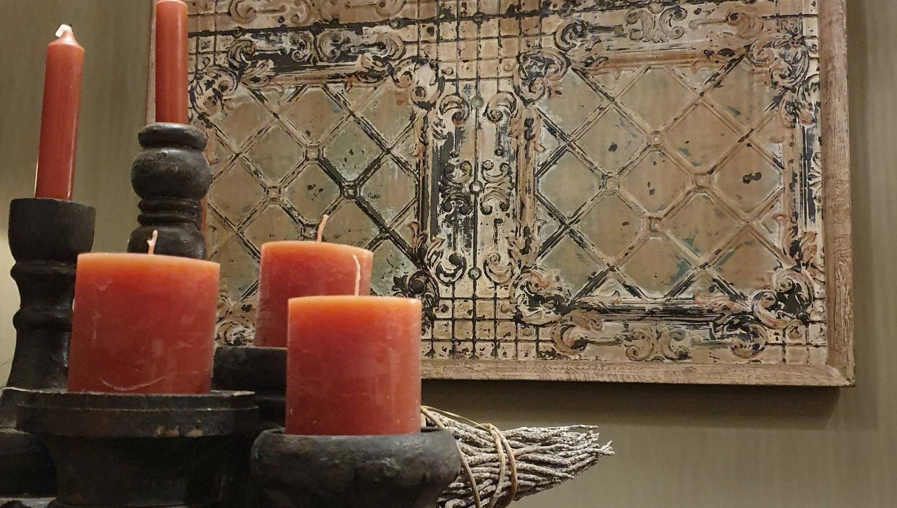 Wandpaneel oude plafondplaten, grijs beige