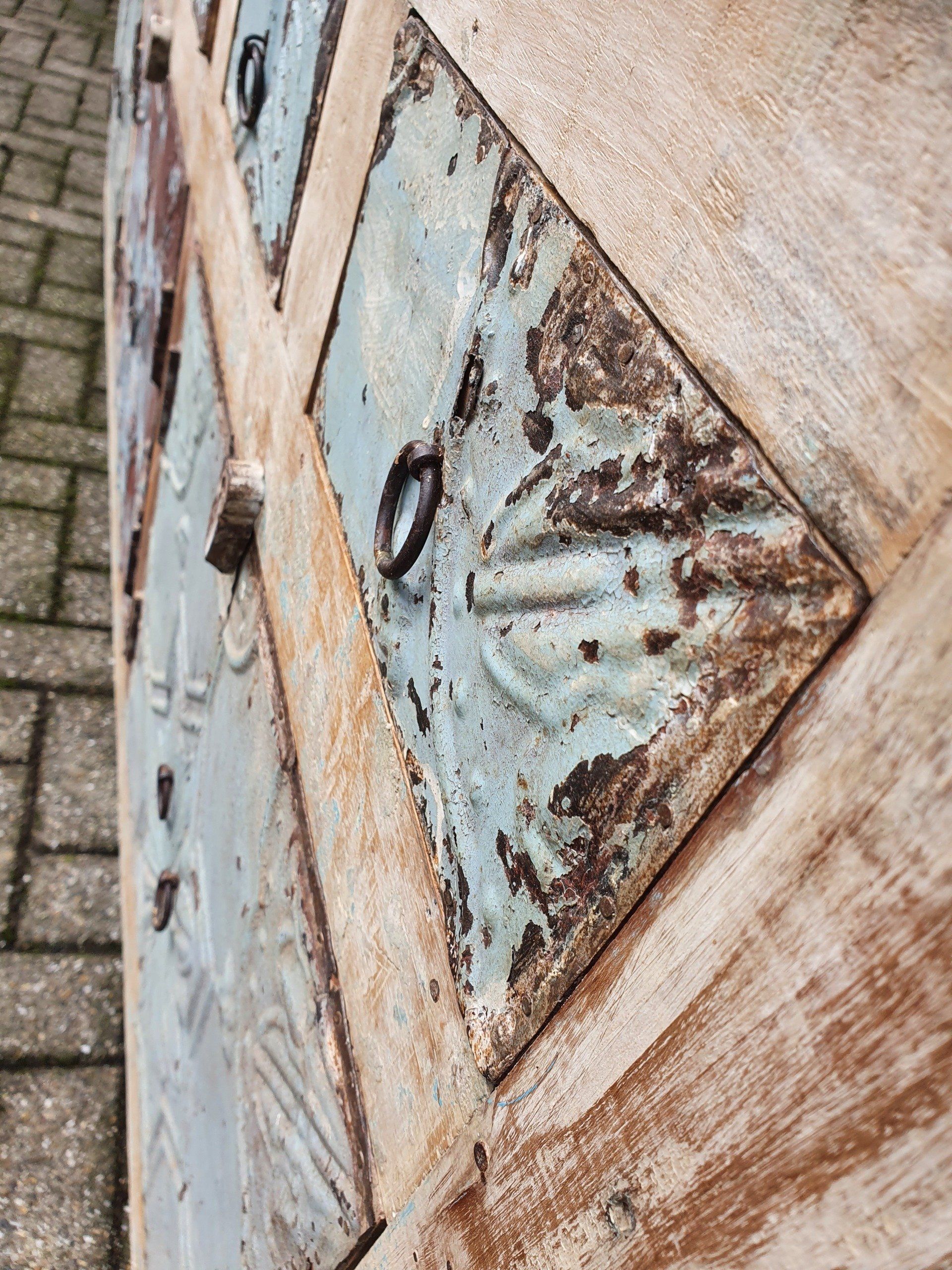 Houten dressoir naturel met deuren en lades in lichtblauw metaal