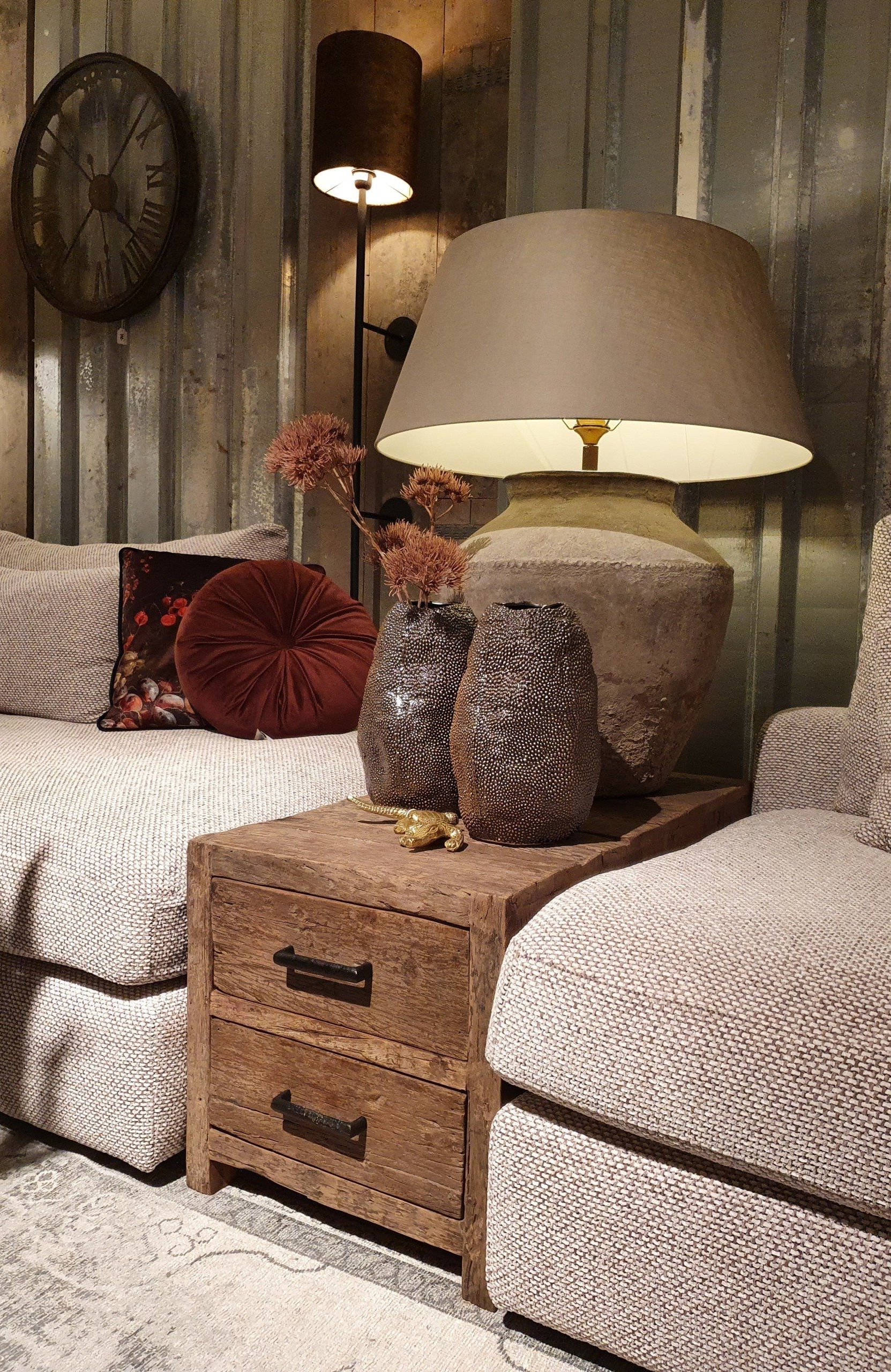 Bijzettafel met 2 lades, bielzen hout grof met poten en beslag metaal