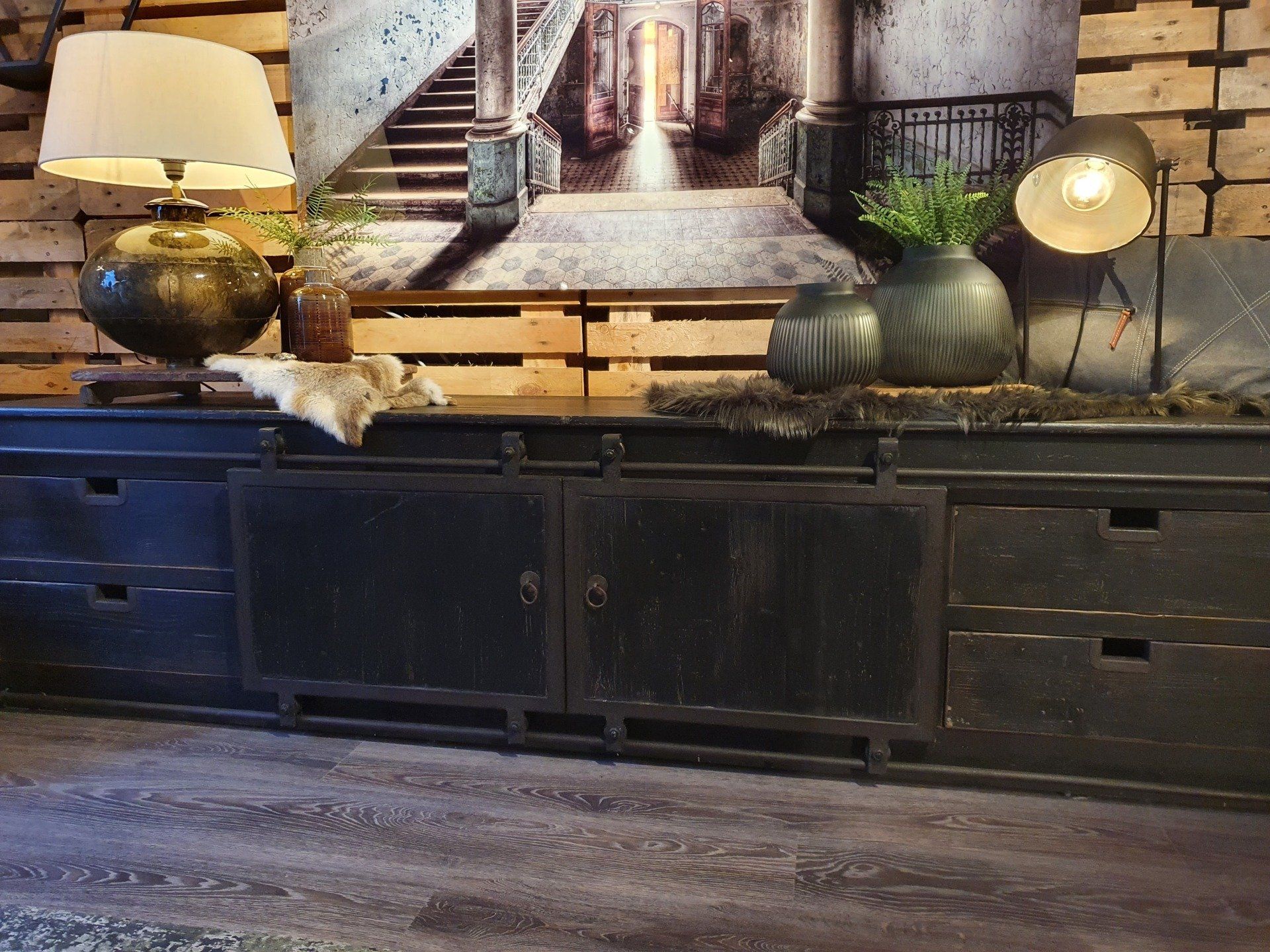 Laag TV meubel met lades en schuifdeuren op rails, zwart Chinees Elm hout en metaal