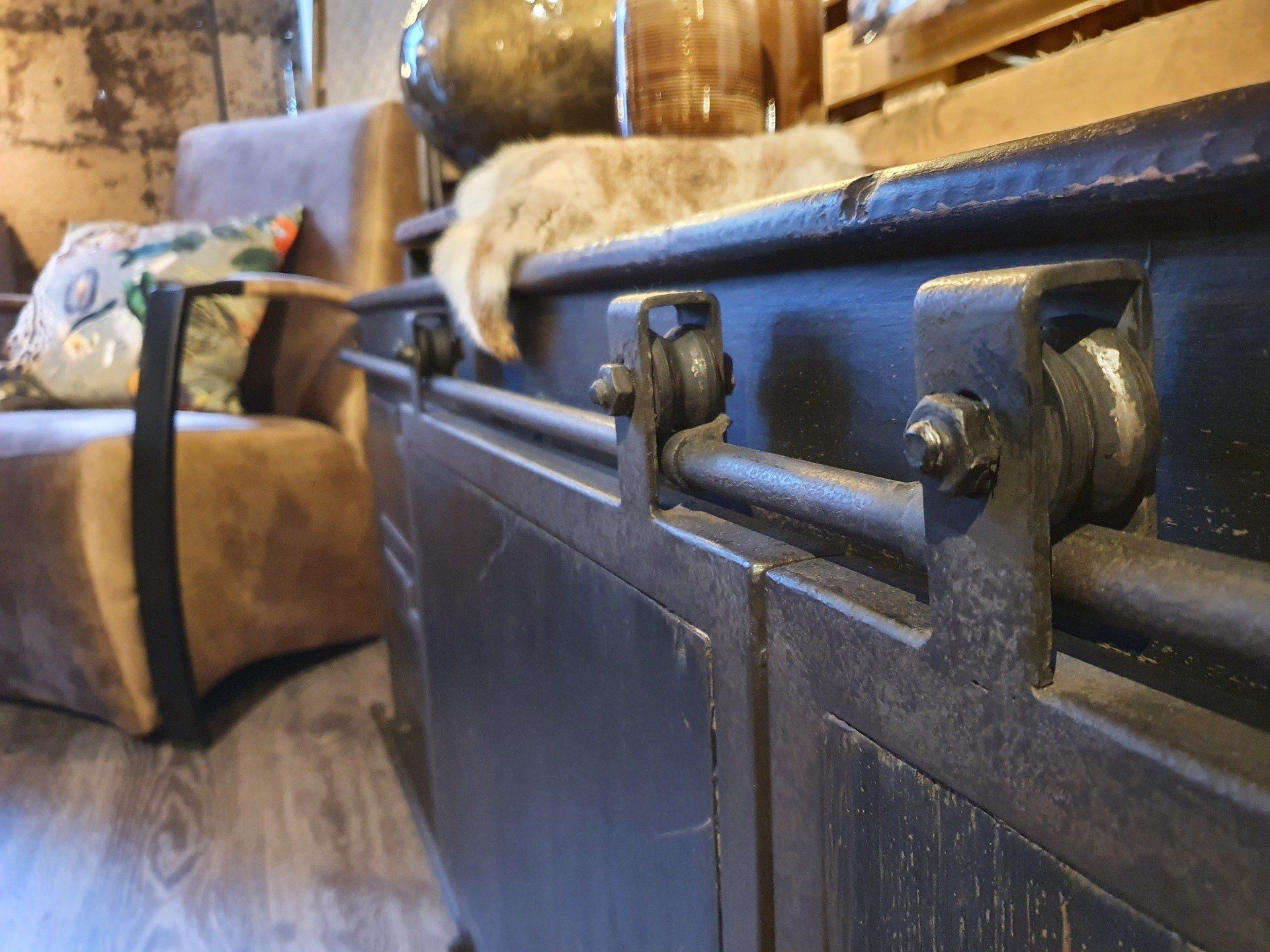 Laag TV meubel met lades en schuifdeuren op rails, zwart Chinees Elm hout en metaal