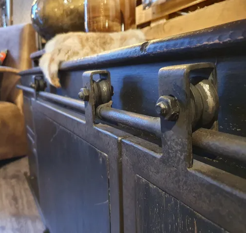 Laag TV meubel met lades en schuifdeuren op rails, zwart Chinees Elm hout en metaal